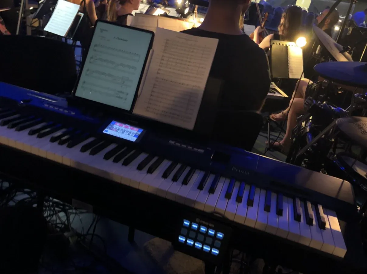 Arbeitsplatz am zweiten Keyboard des Musicals Titanic