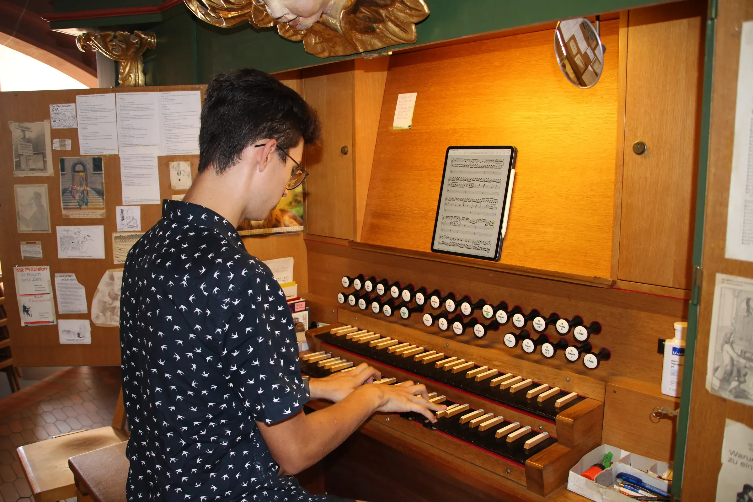 Torsten Lemke spielt 2020 an einer Kirchenorgel